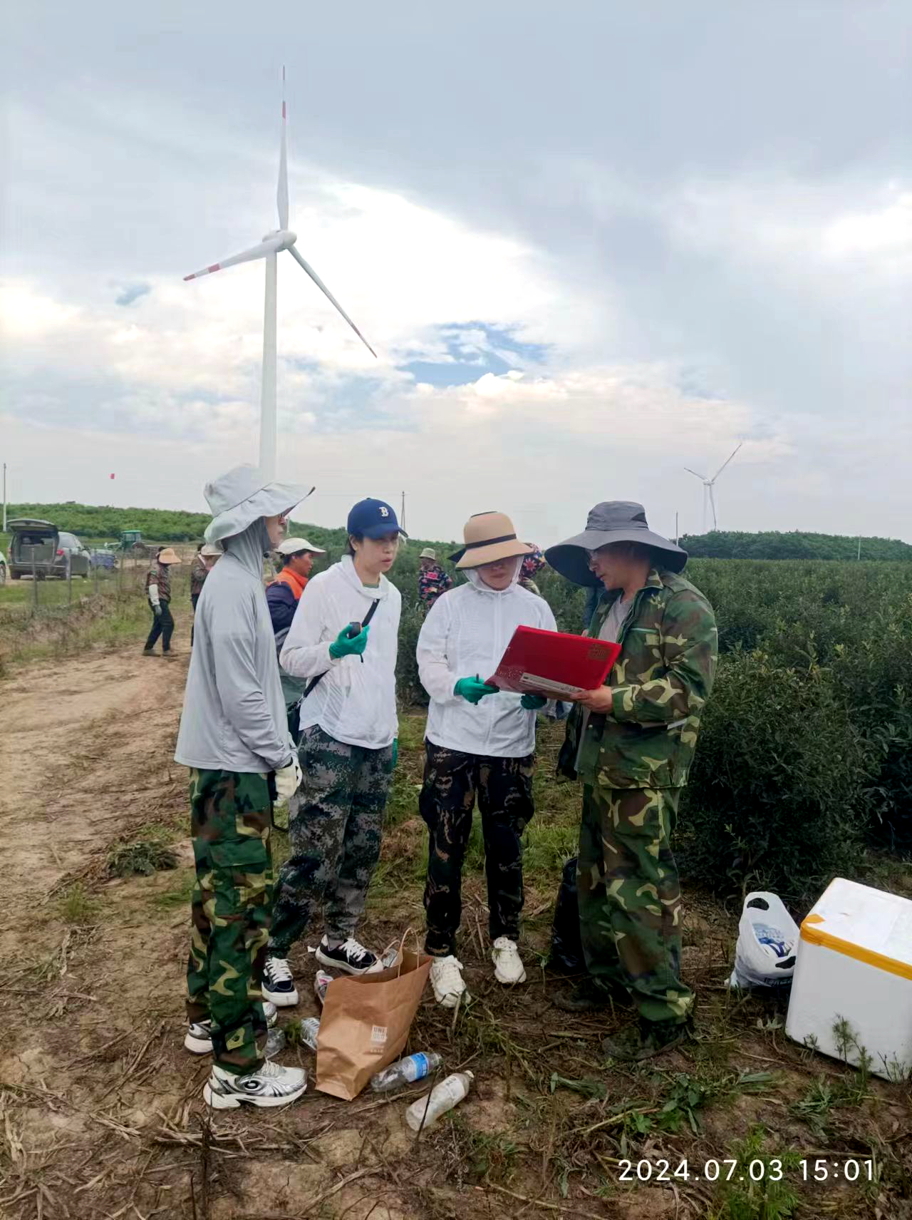 20240705--佳木斯桦南县--自然与生态研究所生物资源党支部、佳木斯市桦南县科信局党支部及佳木斯市桦南县梨树乡永远村党支部在桦南县永远村开展了院地党支部联建共建活动 (6).jpg